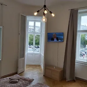 Lovely New 2 Bedroom Near Hannovamarkt Apartment